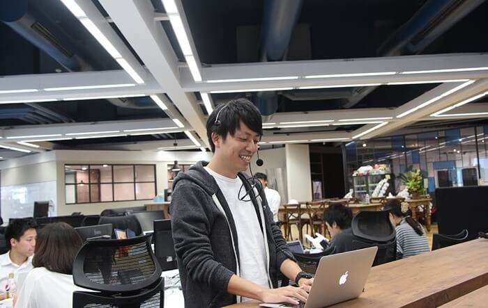スタンディングデスクでの通話の様子。